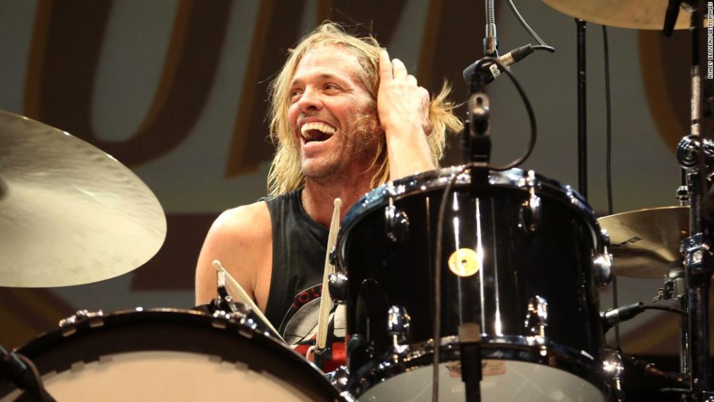 The Foo Fighters oddają hołd perkusiście Taylorowi Hawkinsowi na koncercie w Londynie