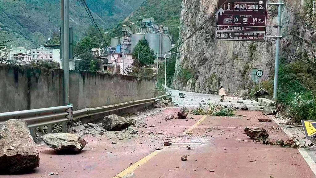 Trzęsienie ziemi w Chinach: liczba ofiar śmiertelnych wzrasta do 65 w prowincji Syczuan z wstrząsami wtórnymi w