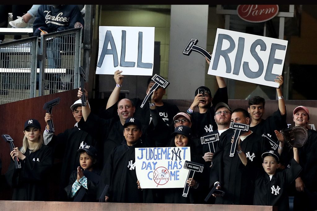 Fani wypełniają izby sędziowskie, oficjalną sekcję dopingującą Sluggera na stadionie Yankee. 