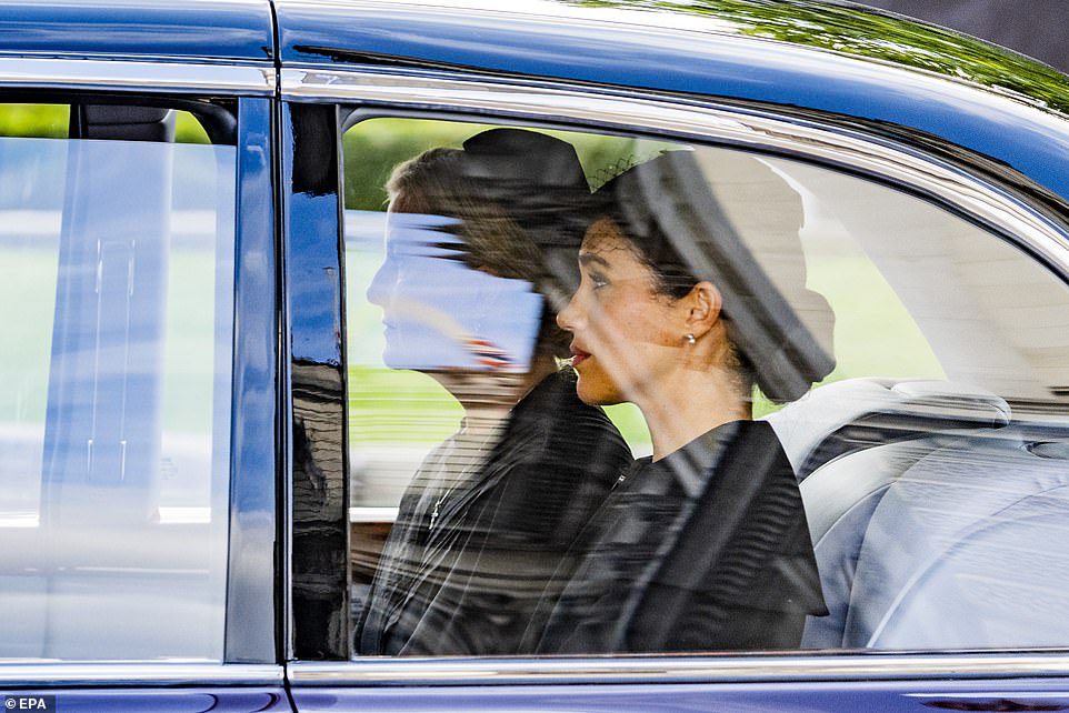 Źródło powiedziało również, że hrabina Wessex była w stanie zobaczyć, że królewskie rewelacje dotyczące Harry'ego i Meghan rozgniewały królową i że sama była na ich punkcie szalona.  Jednak źródło powiedziało, że Sophie Latifah nie była zaskoczona, widząc Meghan w tym samym samochodzie w tym tygodniu, gdy opłakiwali śmierć Jej Królewskiej Mości, na zdjęciu.