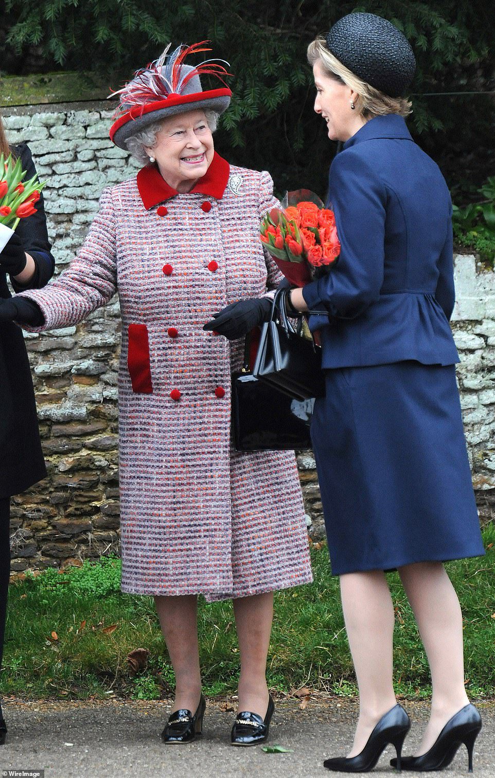 Źródło podało, że królowa głęboko ufa Sophie i oboje mają takie samo poczucie humoru.  Twierdzili również, że lubiła pogawędki i śmiech, ponieważ robiła to samo ze swoją siostrą.  Na zdjęciu: Królowa z Sophie w 2008 roku w Sandringham