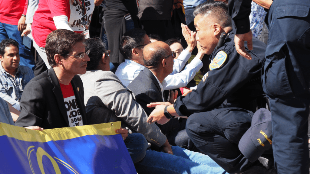 Pracownicy lotniska w San Francisco aresztowani i zamęczeni po „nieposłuszeństwie obywatelskim”