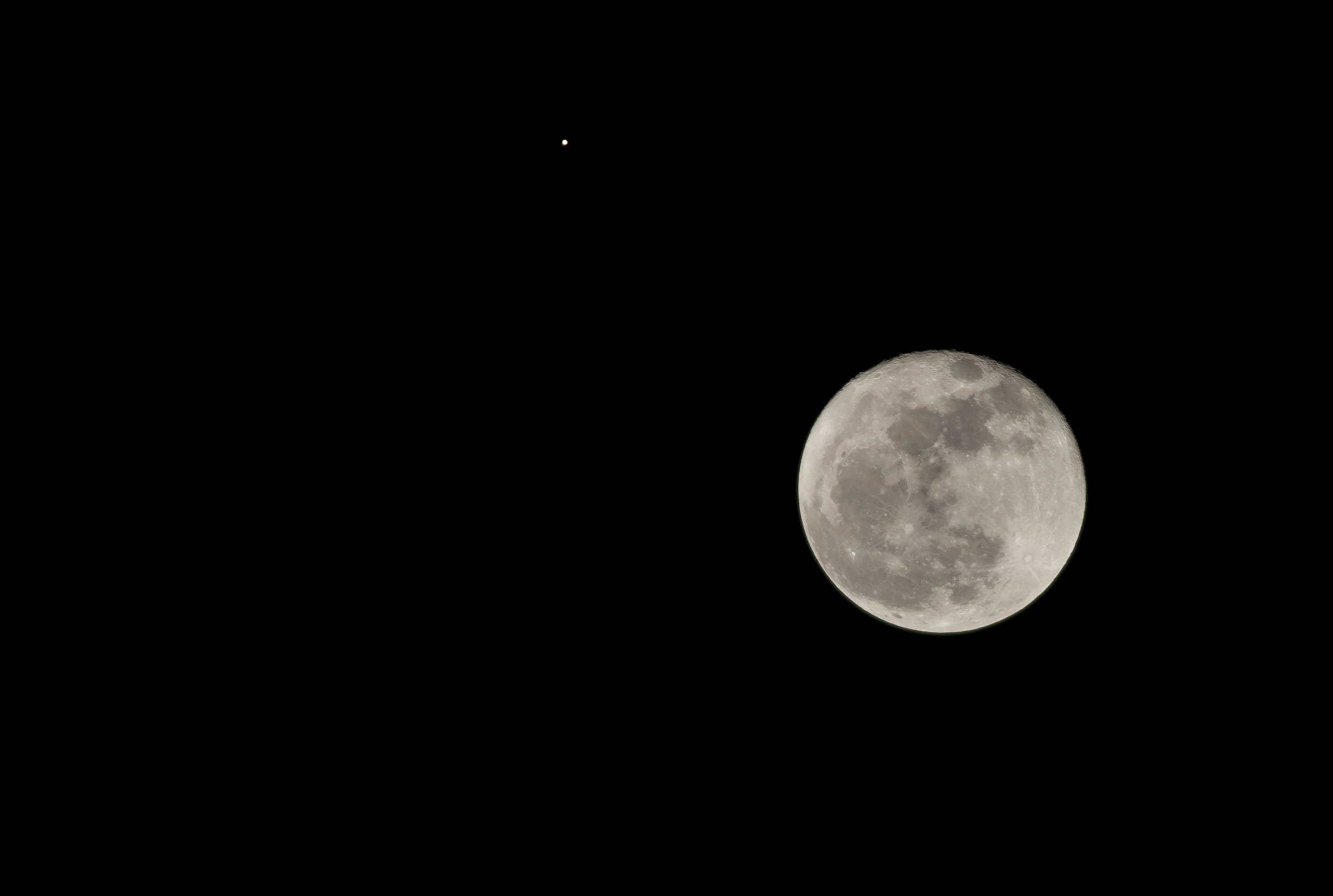 Widok księżyca obok planety Mars widziany z miasta Bogota 2 października 2020 r.