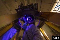 Członkowie zespołu DART instalują i kontrolują jedyny instrument statku kosmicznego DART - kamerę Didymos Reconnaissance Camera i Asteroid Navigation Camera (DRACO) - na statku kosmicznym w czerwcu 2021 r. (Źródło zdjęcia: NASA / Johns Hopkins APL / Ed Whitman)