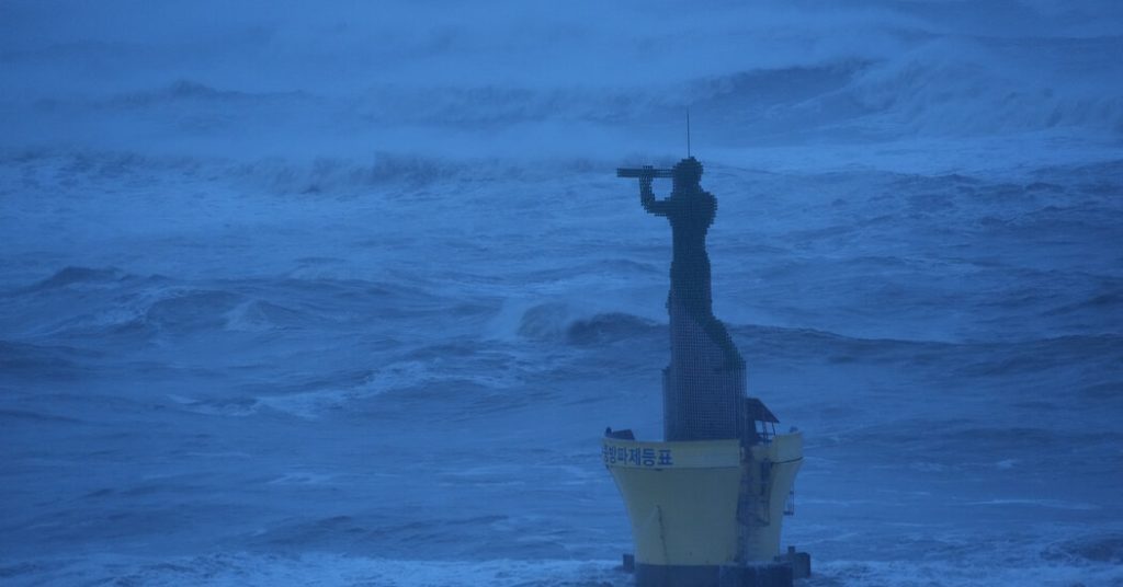 Aktualizacje tajfunu Hinnamnor: nagrywanie burzy uderzającej w Koreę