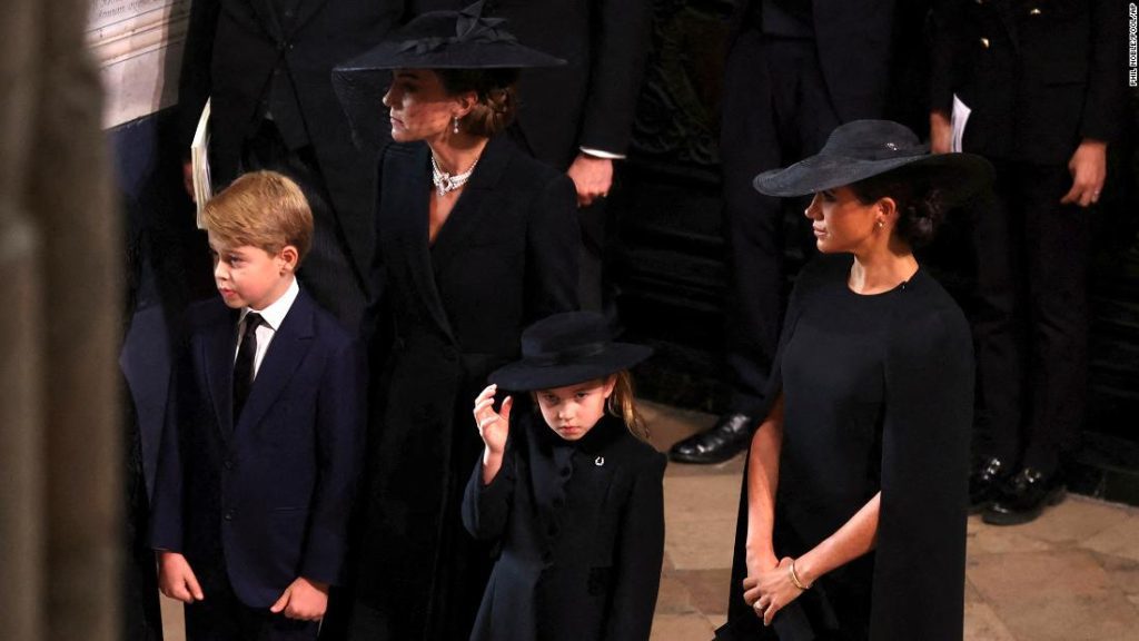 Książę Jerzy i księżniczka Charlotte idą w procesji pogrzebowej królowej