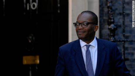 Brytyjski kanclerz skarbu Kwasi Quarting spaceruje przed Downing Street 10, Londyn, Wielka Brytania, 6 września 2022 r. 
