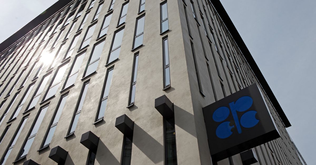 OPEC + zgadza się na niewielkie ograniczenie wydobycia ropy