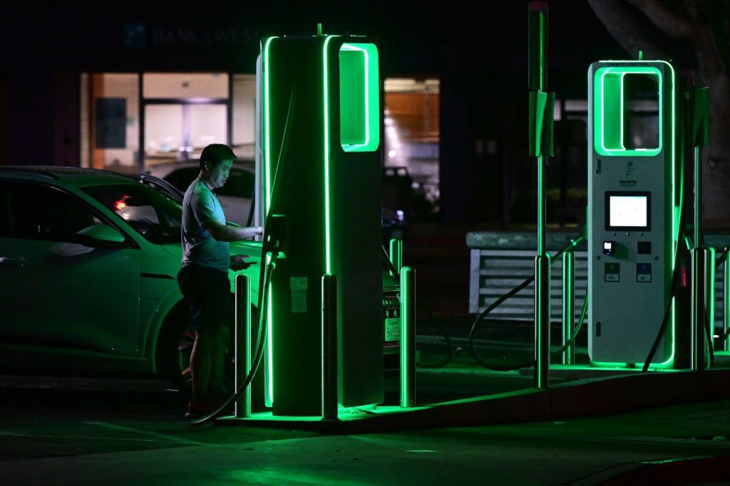 Samochody elektryczne często ładowane są w nocy.  będzie problemem.