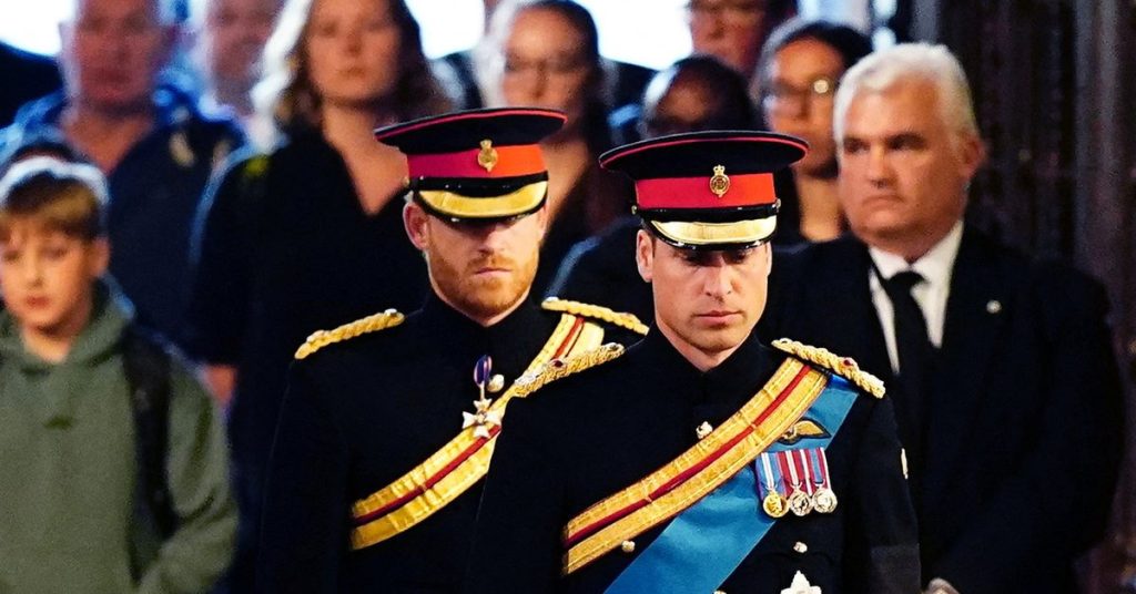 William i Harry stoją ze swoimi kuzynami w trumnie królowej