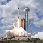 Kapsuła SpaceX do zadokowania na Międzynarodowej Stacji Kosmicznej przewożącej międzynarodowych astronautów