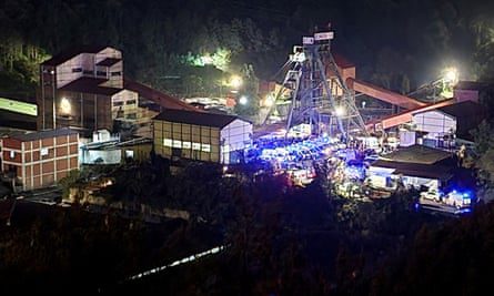 Na teren kopalni przyjeżdżają karetki pogotowia i strażacy.