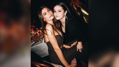 Hailey Bieber i Selena Gomez z powodzeniem rozwiały napływające plotki i nienawiść, pozując razem na Gali Muzealnej Akademii w 2022 roku.