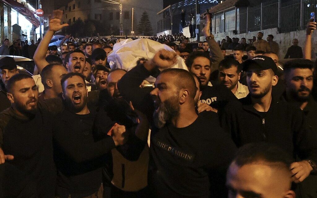 Doniesiono, że trzech Palestyńczyków zostało zabitych, gdy w Nablusie wybuchły zaciekłe walki