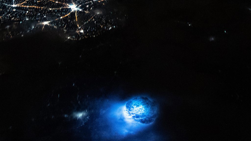 Astronauta na Międzynarodowej Stacji Kosmicznej robi zdjęcie olśniewających niebieskich kul unoszących się nad Ziemią