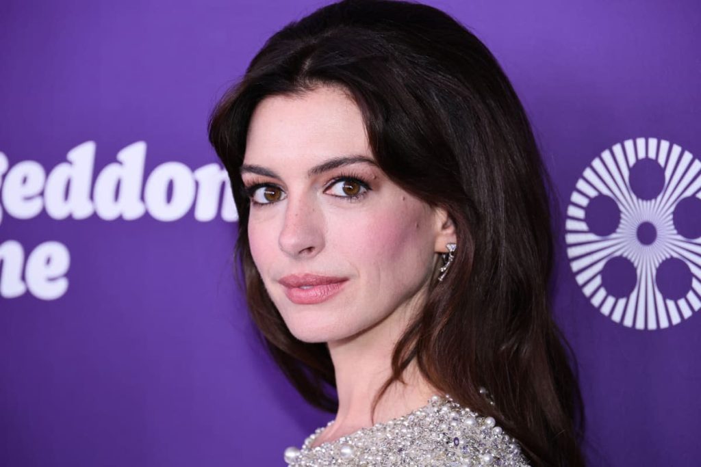 Anne Hathaway pokazuje długie nogi w neonowej sukience z wysokim rozcięciem