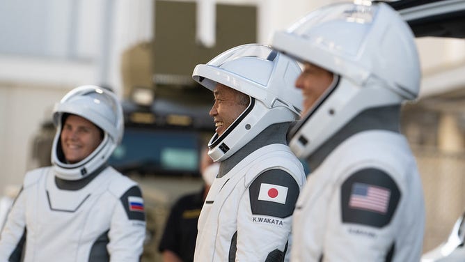 Astronauci NASA Josh Cassada (po lewej) i Nicole Mann (druga od lewej), astronauci JAXA, astronauci JAXA (druga od prawej) i astronauta Roscosmos Anna Kekina (po prawej) w kombinezonach SpaceX, widziana, gdy przygotowują się do opuszczenia statku.  Operacje Neila A.