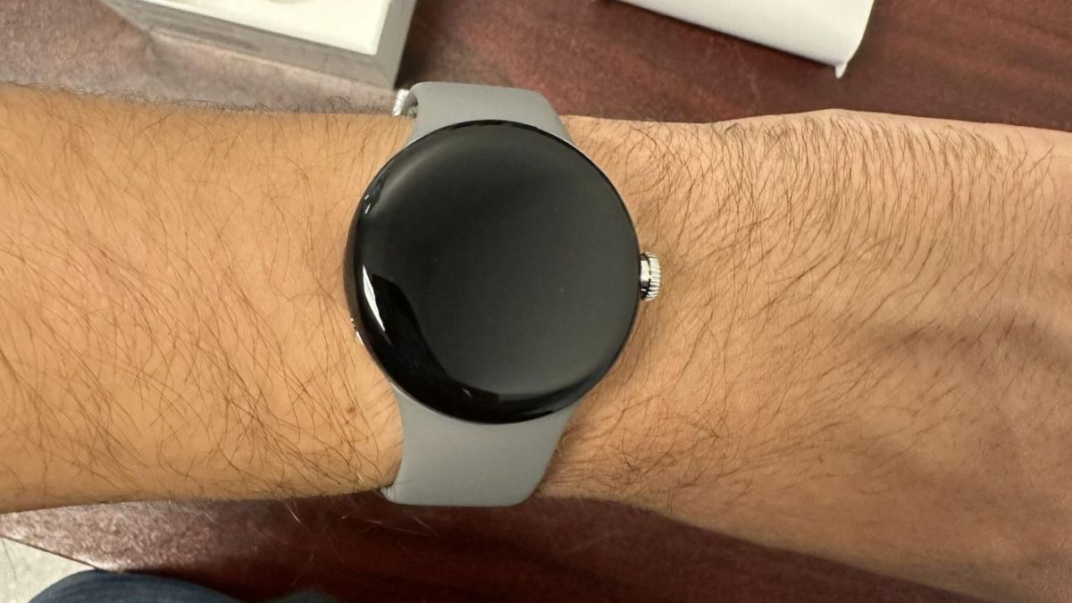 Praktyczne zdjęcia Pixel Watch przed premierą, pokazujące krawędzie
