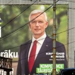 Sondaże opinii publicznej pokazują, że partia Nowa Jedność premiera Łotwy prowadzi w głosowaniu