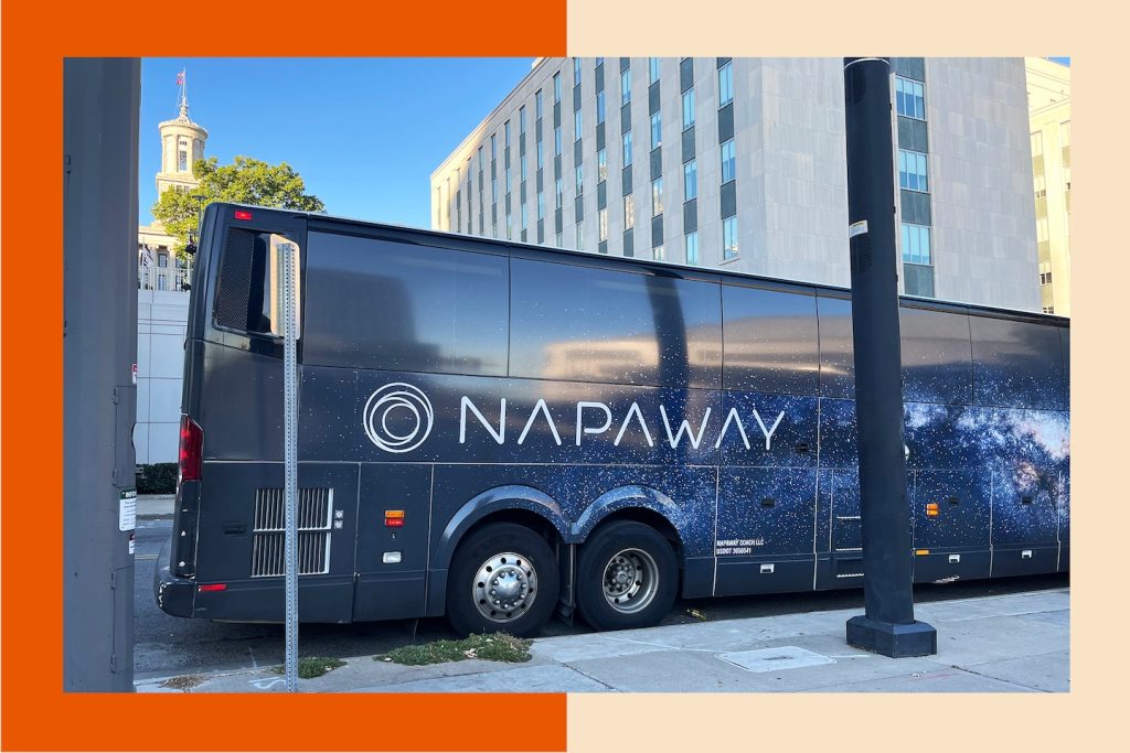 Strach przed lataniem?  Wypróbuj autobus nocny Napaway z DC do Nashville.