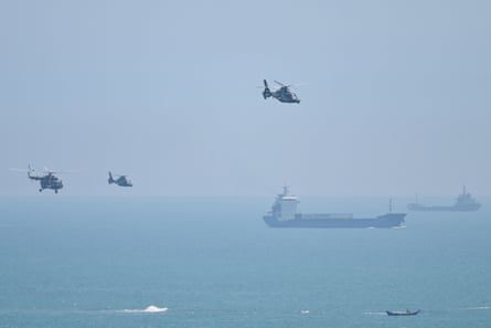 Chińskie helikoptery wojskowe przelatują nad wyspą Pingtan, jednym z najbliższych Tajwanowi punktów w Chinach kontynentalnych