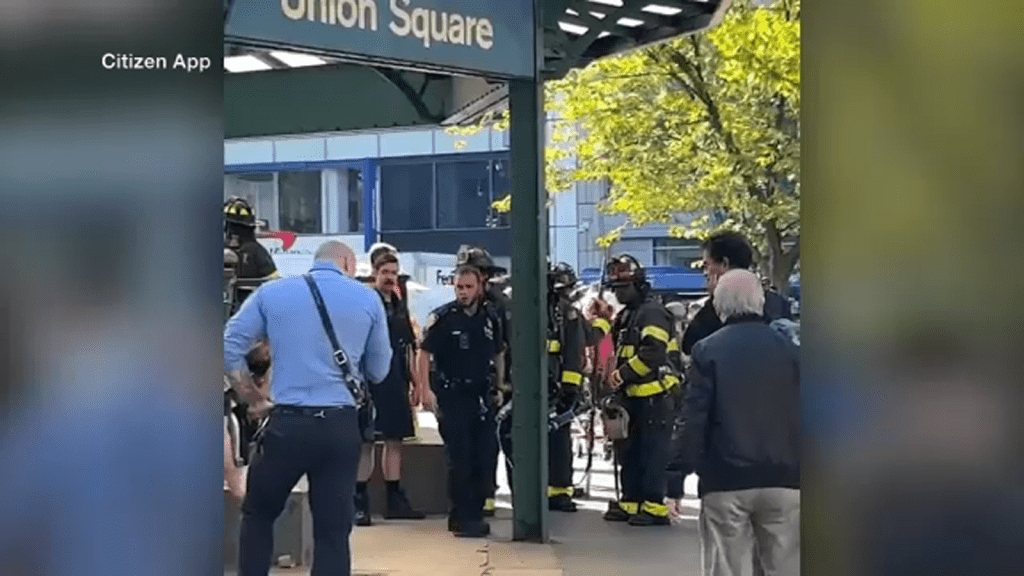 Zbrodnia w metrze w Nowym Jorku: Strabangers uciekają z pociągu po tym, jak pasażerowie użyli gazu pieprzowego podczas bójki na Union Square
