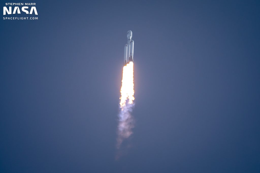 Falcon Heavy SpaceX przejmuje dowództwo nad USSF-44 podczas pierwszego lotu od trzech lat