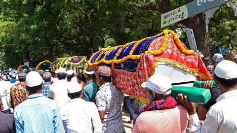 Żałobnicy biorą udział w procesji pogrzebowej, niosąc trumny ofiar, które zginęły po zawaleniu się mostu na rzece Machu w Morbi w indyjskim stanie Gujarat 31 października 2022 r. 