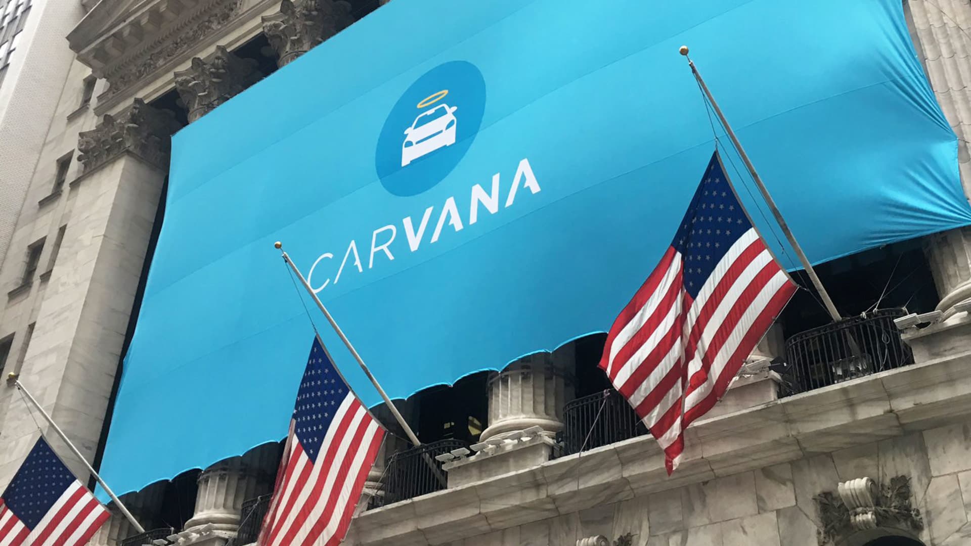 Kopanie zapasów Carvany, gdy rynek używanych samochodów ciemnieje