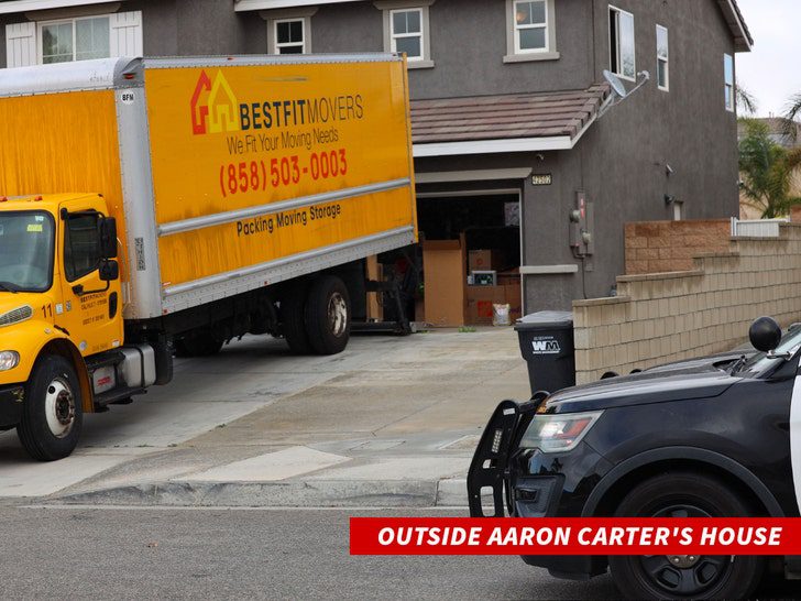 Przemieszczanie ciężarówek przed domem Aarona Cartera