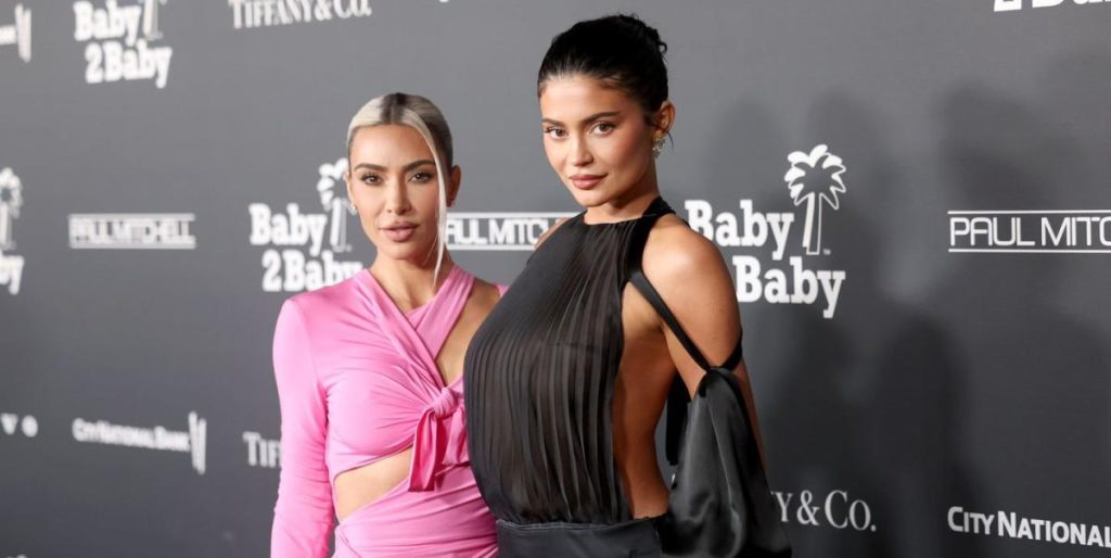 Kim Kardashian i Kylie Jenner noszą wspaniałe sukienki na gali Baby2Baby