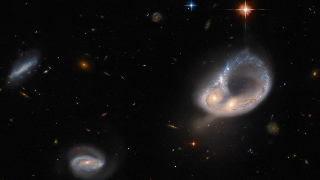 To zdjęcie z Teleskopu Kosmicznego Hubble'a pokazuje łączące się galaktyki oddalone o 671 milionów lat świetlnych