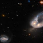 To zdjęcie z Teleskopu Kosmicznego Hubble’a pokazuje łączące się galaktyki oddalone o 671 milionów lat świetlnych