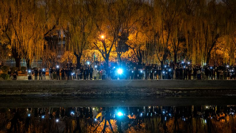 Rynki w Chinach spadają, gdy wybuchają protesty przeciwko blokadom Covid