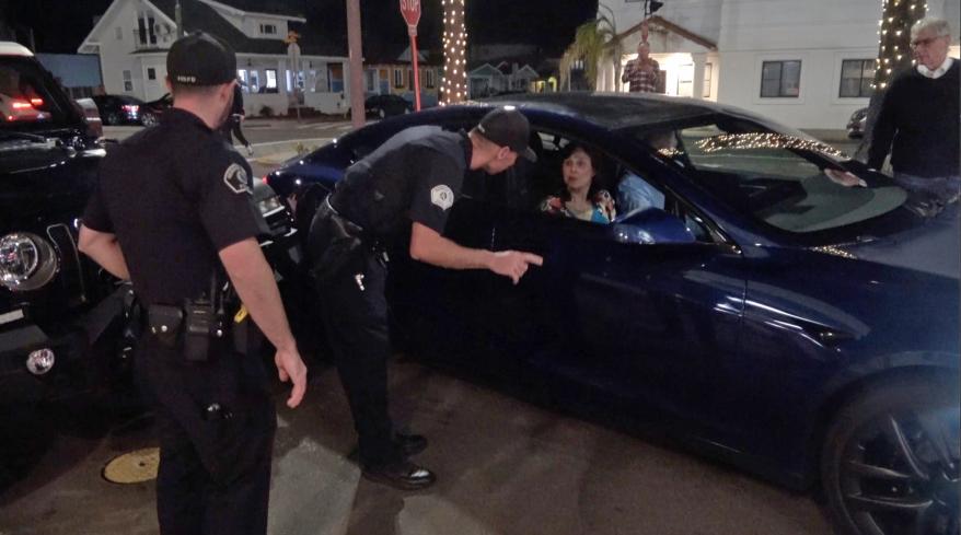 Zdjęcie kalifornijskiej policji rozmawiającej z Jayem Leno i jego żoną.