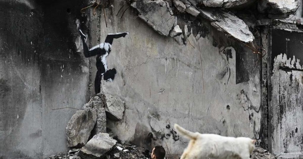 Banksy odsłania ukraiński mural w zbombardowanym przez Rosję mieście