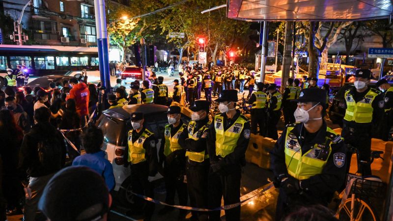 Dziennikarz BBC został „pobity i kopnięty przez policję” podczas protestów w Chinach