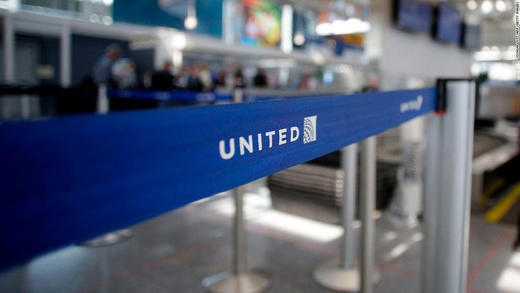 FBI i FAA prowadzą śledztwo w sprawie przeniesienia kłopotliwego pasażera z lotu United w Chicago