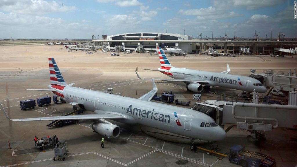 Federalna Administracja Lotnictwa poinformowała, że ​​terminal naziemny na lotnisku Dallas-Fort Worth został zniesiony