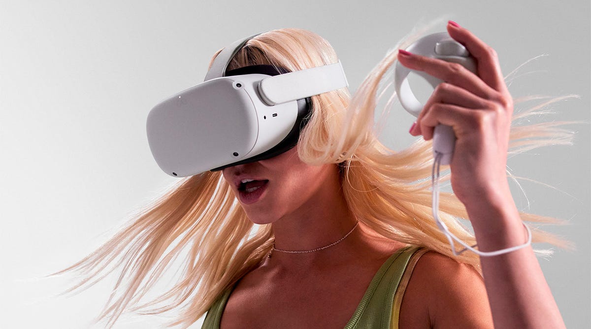 Zbliżenie na młodą blondynkę w goglach Meta Quest 2 VR