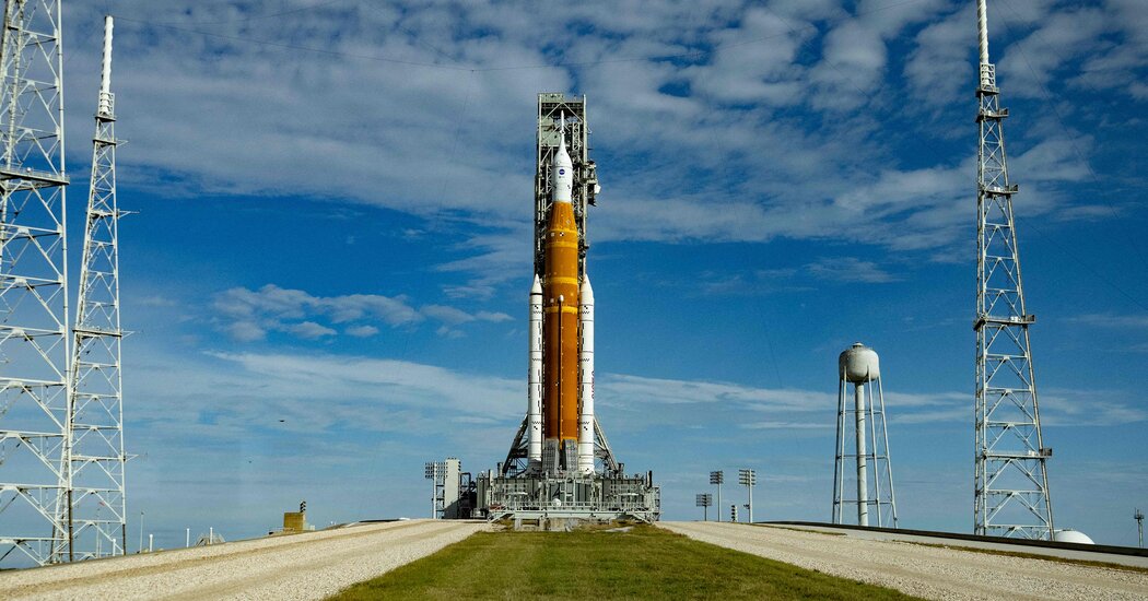 NASA podejmie próbę wystrzelenia rakiety księżycowej po dwóch cyklonach i dwóch huraganach