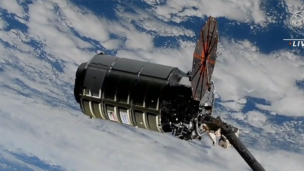 Sonda Cygnus dociera do Międzynarodowej Stacji Kosmicznej z jednym działającym układem słonecznym
