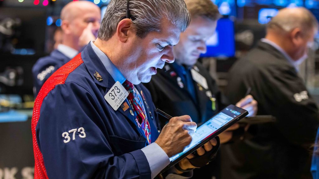 Kontrakty terminowe na Dow spadły o 300 punktów w miarę kontynuowania sprzedaży na Wall Street