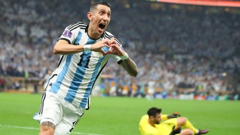 Di Maria świętuje po zdobyciu drugiego gola Argentyny przeciwko Francji w finale mistrzostw świata.