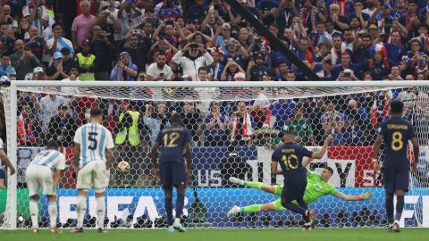 Mbappe strzela trzeciego gola Francji przeciwko Argentynie w finale mistrzostw świata.